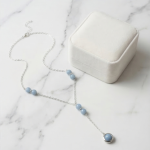 Collier Angélite naturelle L'Éclat du ciel à votre cou