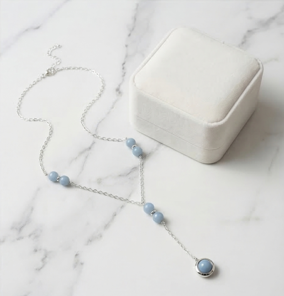 Collier Angélite naturelle L'Éclat du ciel à votre cou